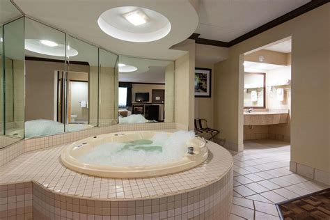 hotel with hot tub in room